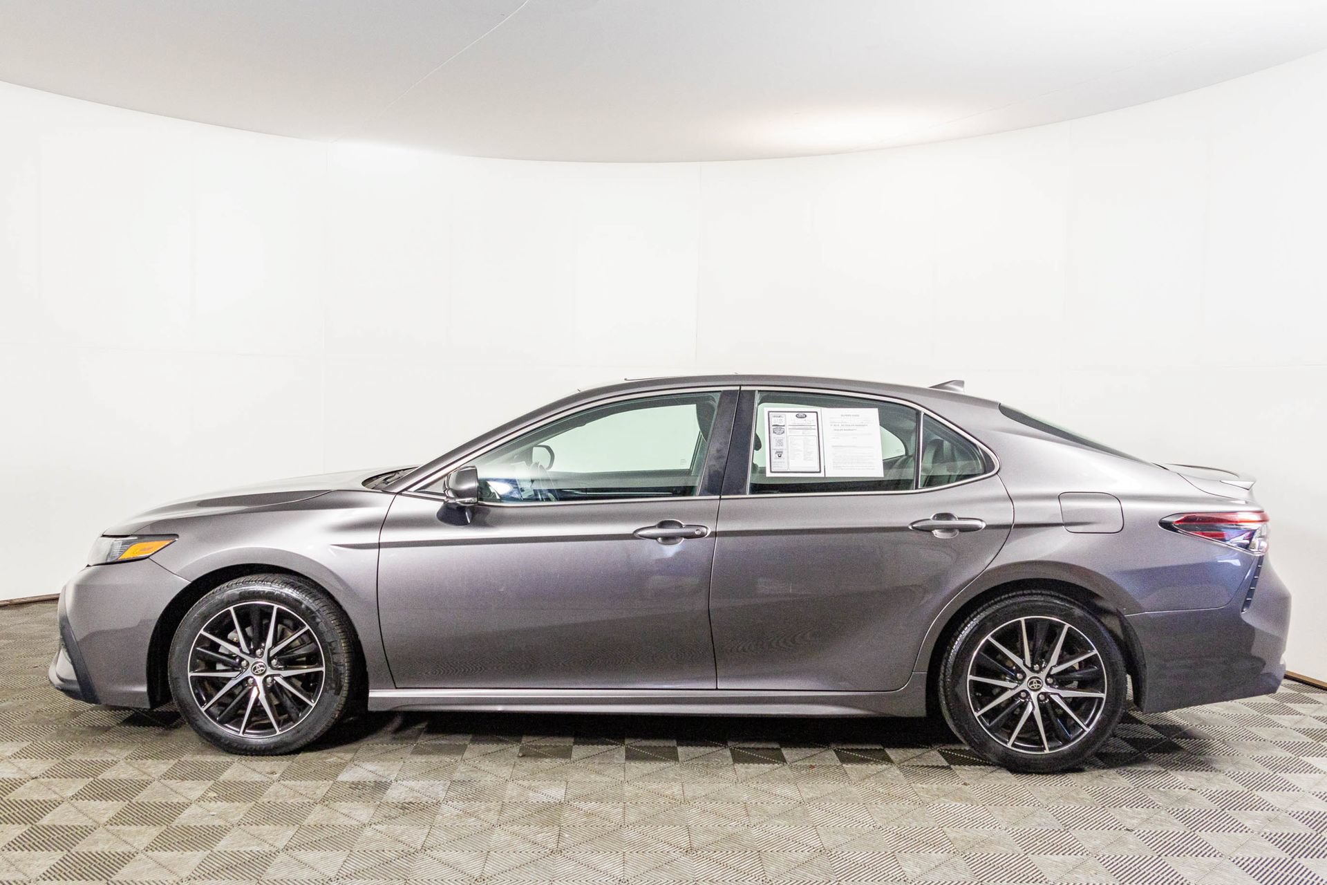 Used 2022 Toyota Camry SE w/ Cold Weather Package FWD image 19