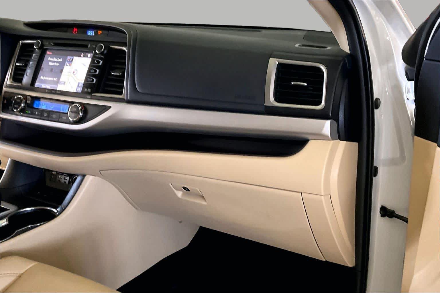 Used 2019 Toyota Highlander XLE FWD image 17
