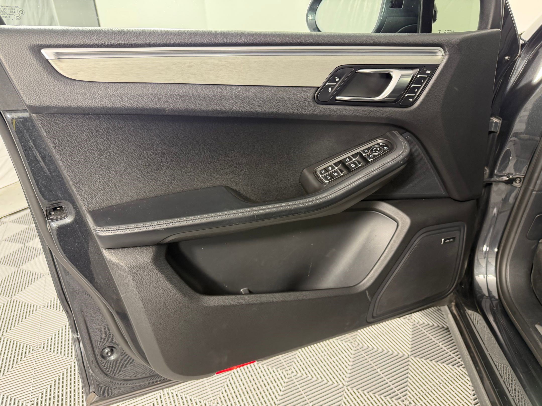 Used 2017 Porsche Macan Turbo image 14