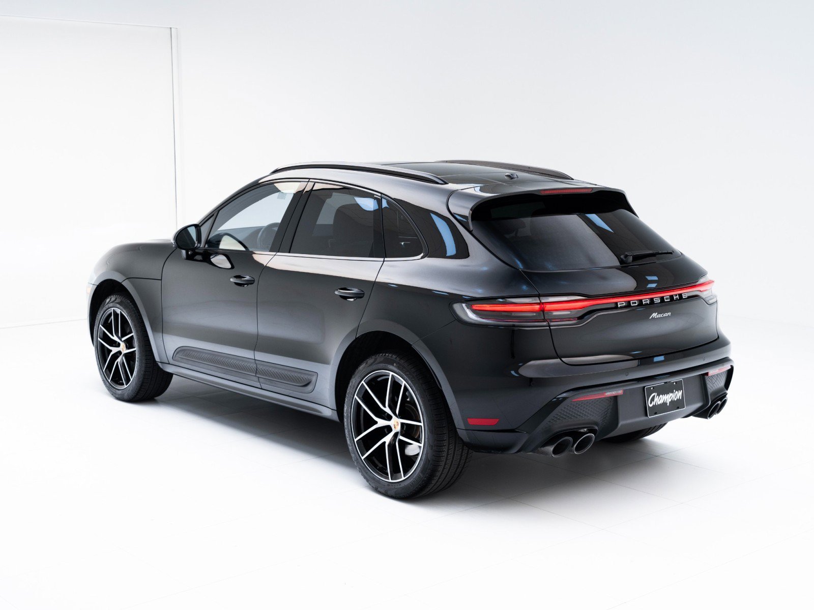 Certified 2025 Porsche Macan AWD/4WD image 3