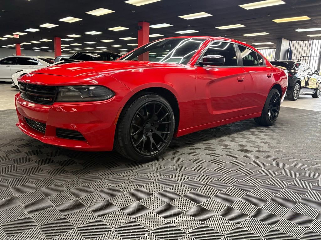 Used 2018 Dodge Charger SXT w/ Blacktop Package RWD image 4