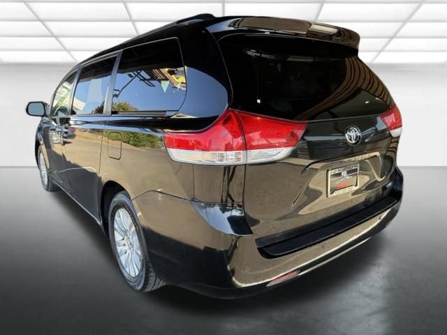 Used 2014 Toyota Sienna XLE FWD image 3