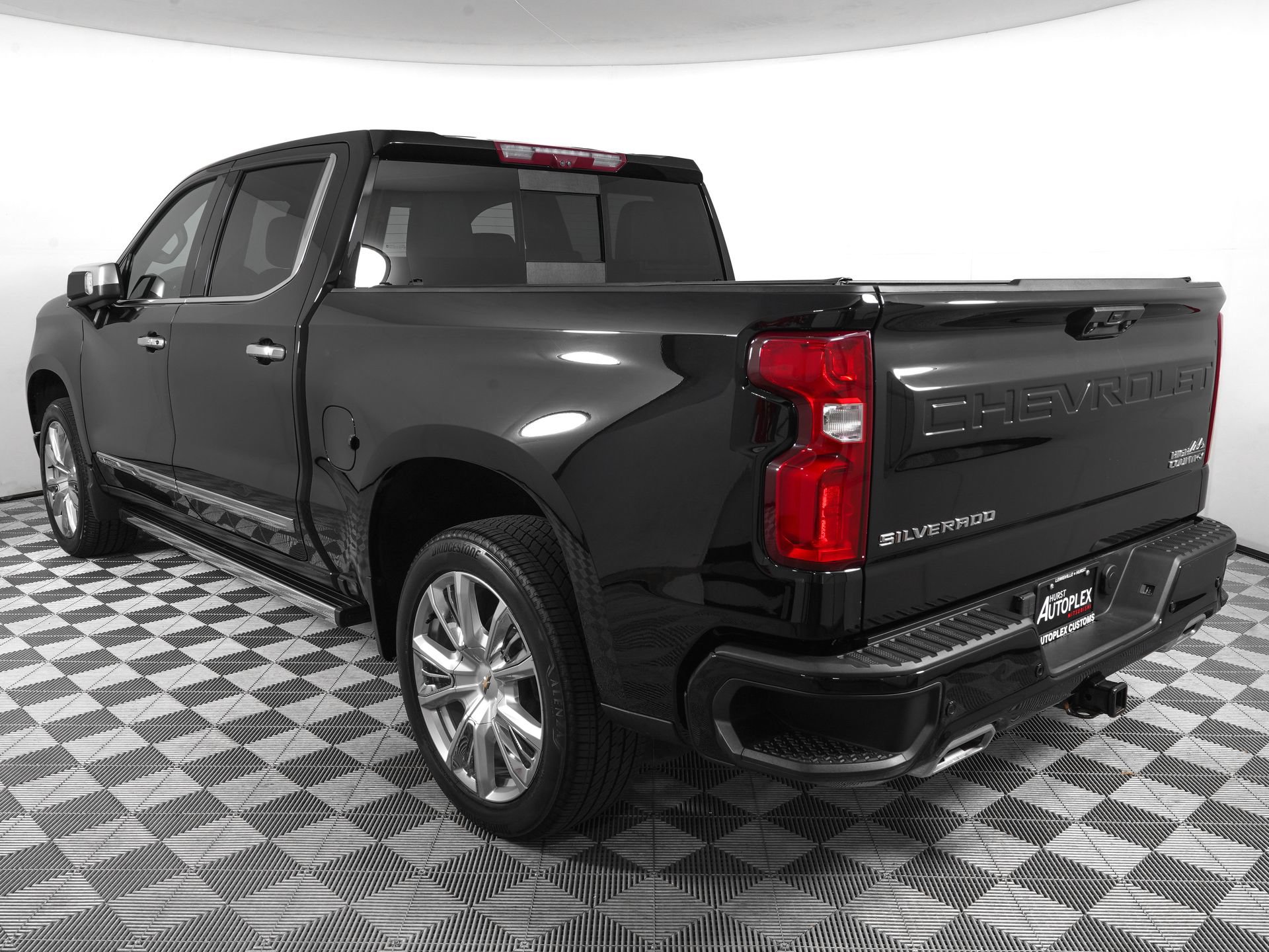 Used 2024 Chevrolet Silverado 1500 High Country w/ High Country Premium Package AWD/4WD image 8
