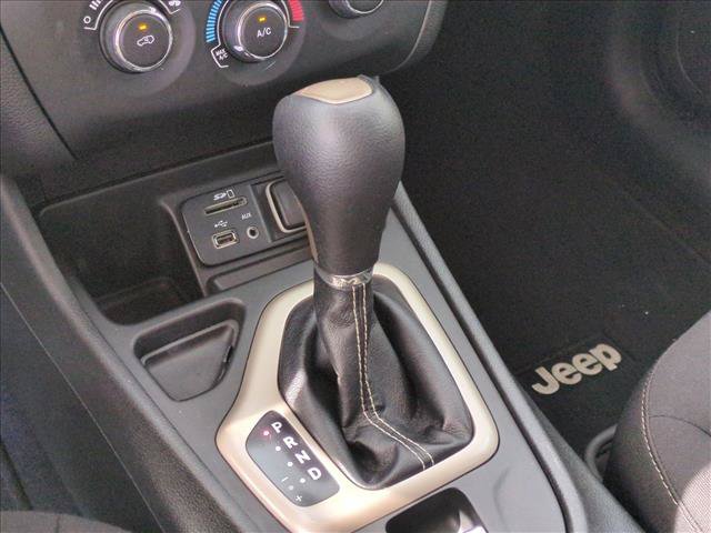Used 2018 Jeep Cherokee Latitude w/ Altitude Package FWD image 12