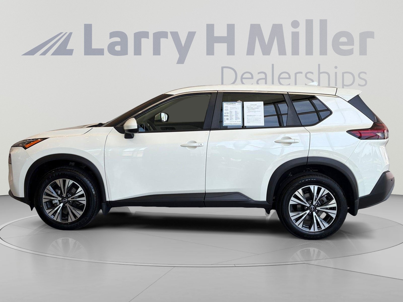 Used 2023 Nissan Rogue SV FWD image 2