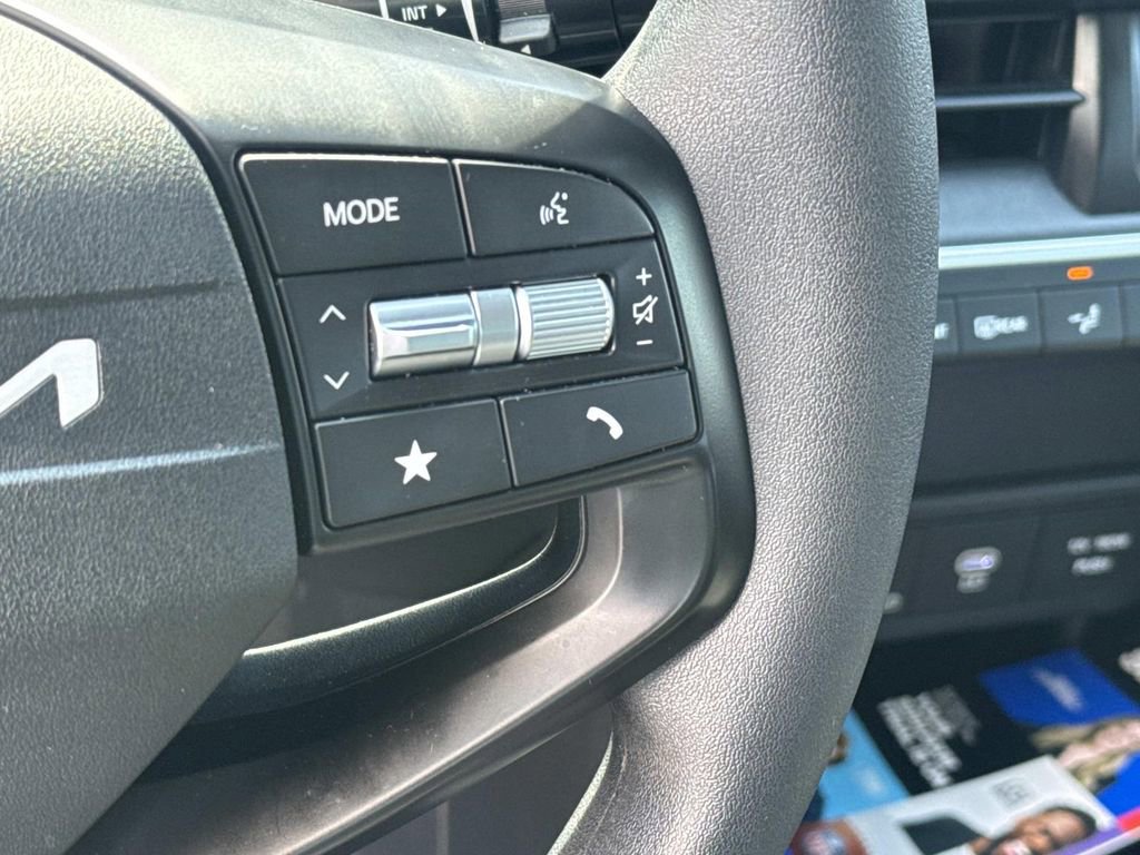 Used 2025 Kia K4 LXS image 25