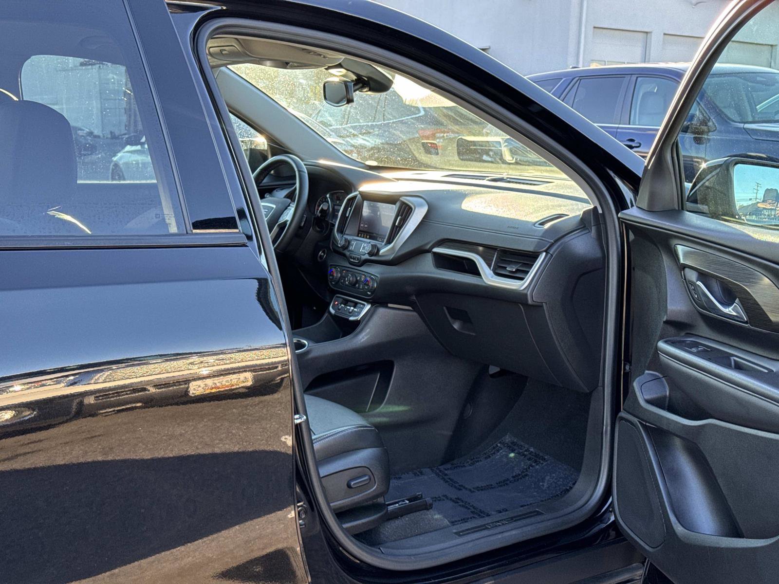 Used 2023 GMC Terrain SLT image 14