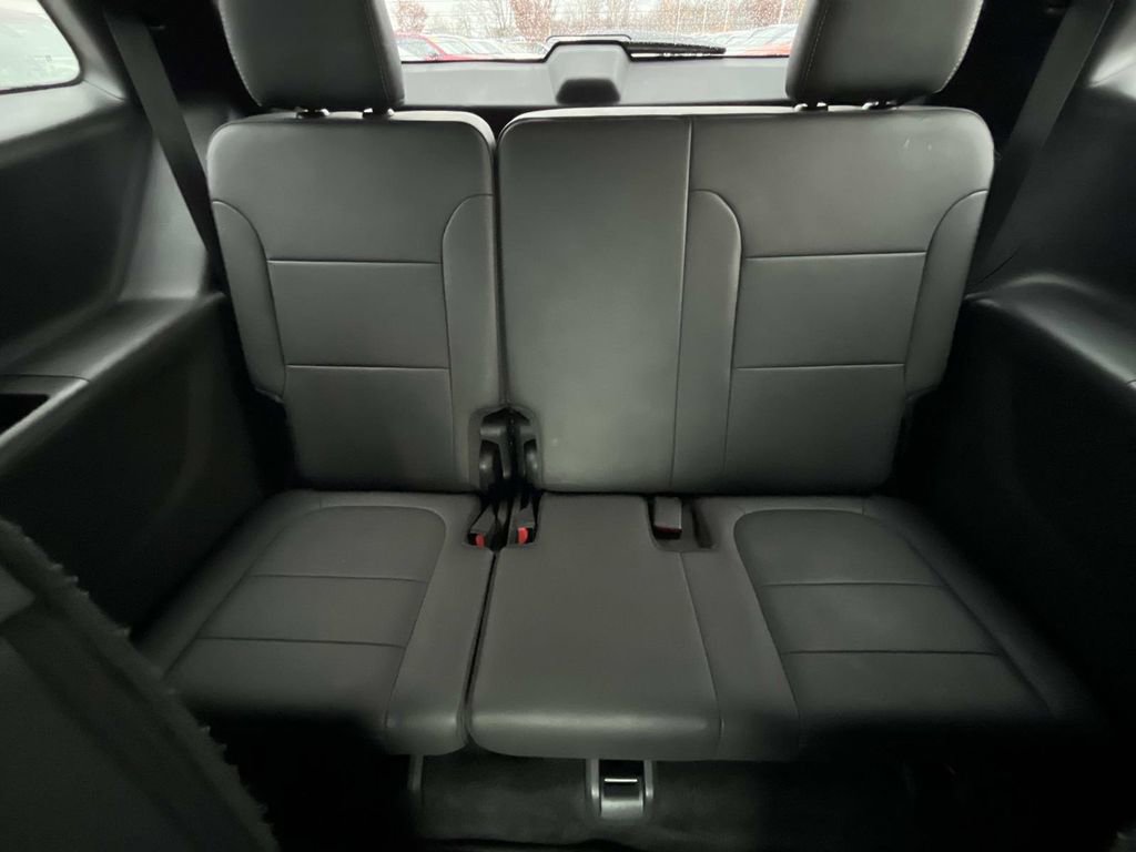 Used 2023 Chevrolet Traverse LT image 15