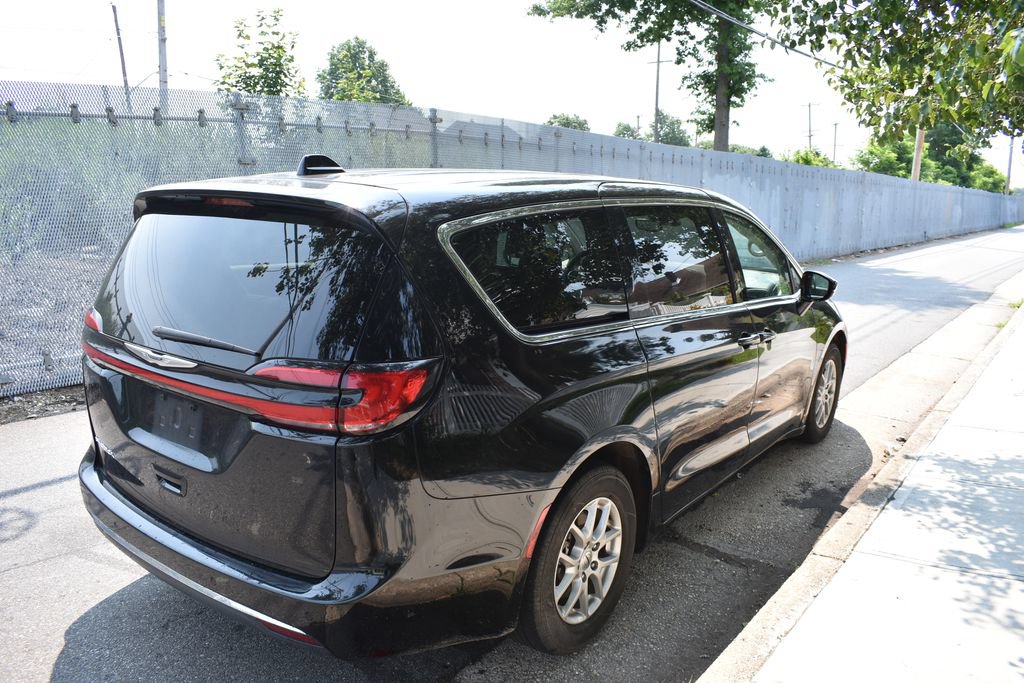 Used 2024 Chrysler Pacifica Touring-L FWD image 4