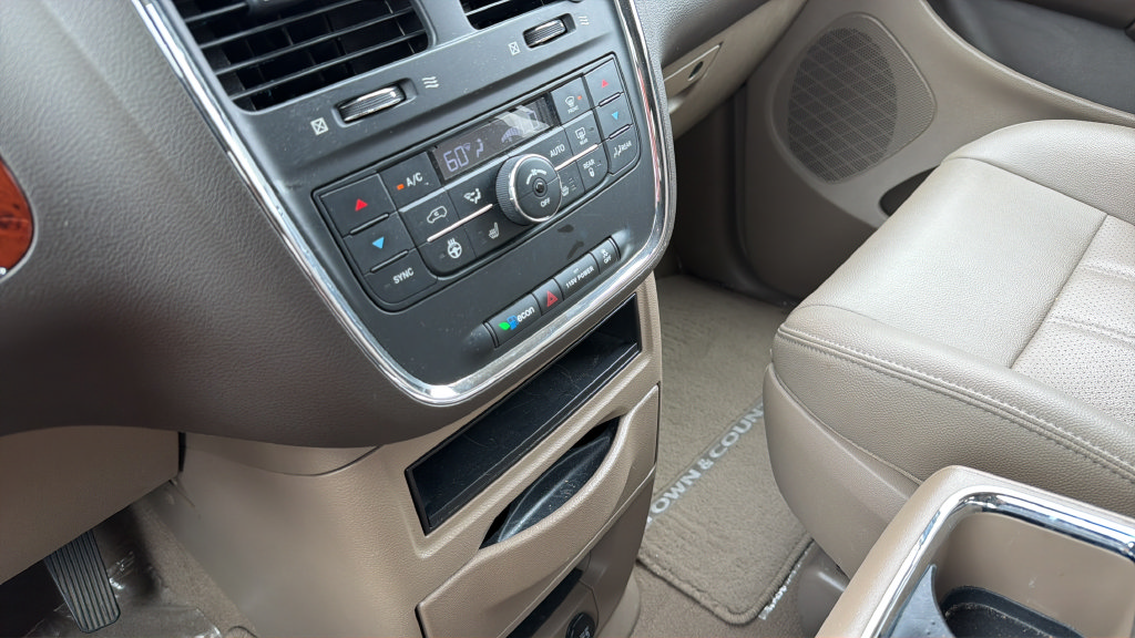 Used 2015 Chrysler Town & Country Touring-L w/ Driver Convenience Group FWD image 26