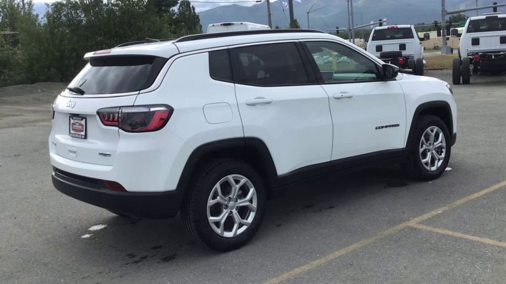 Used 2024 Jeep Compass Latitude image 8