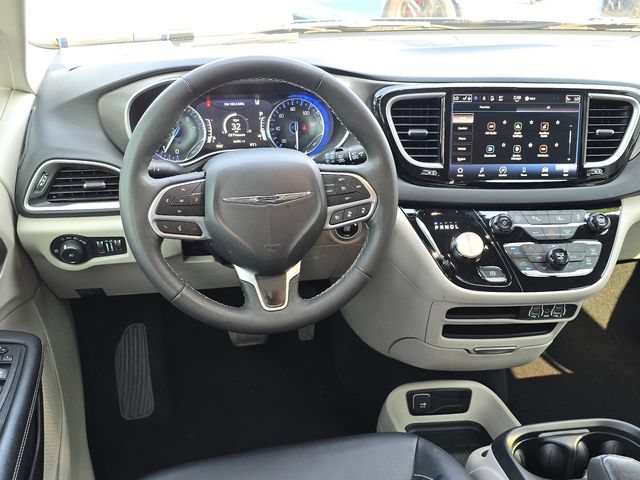 Used 2024 Chrysler Pacifica Touring-L FWD image 11