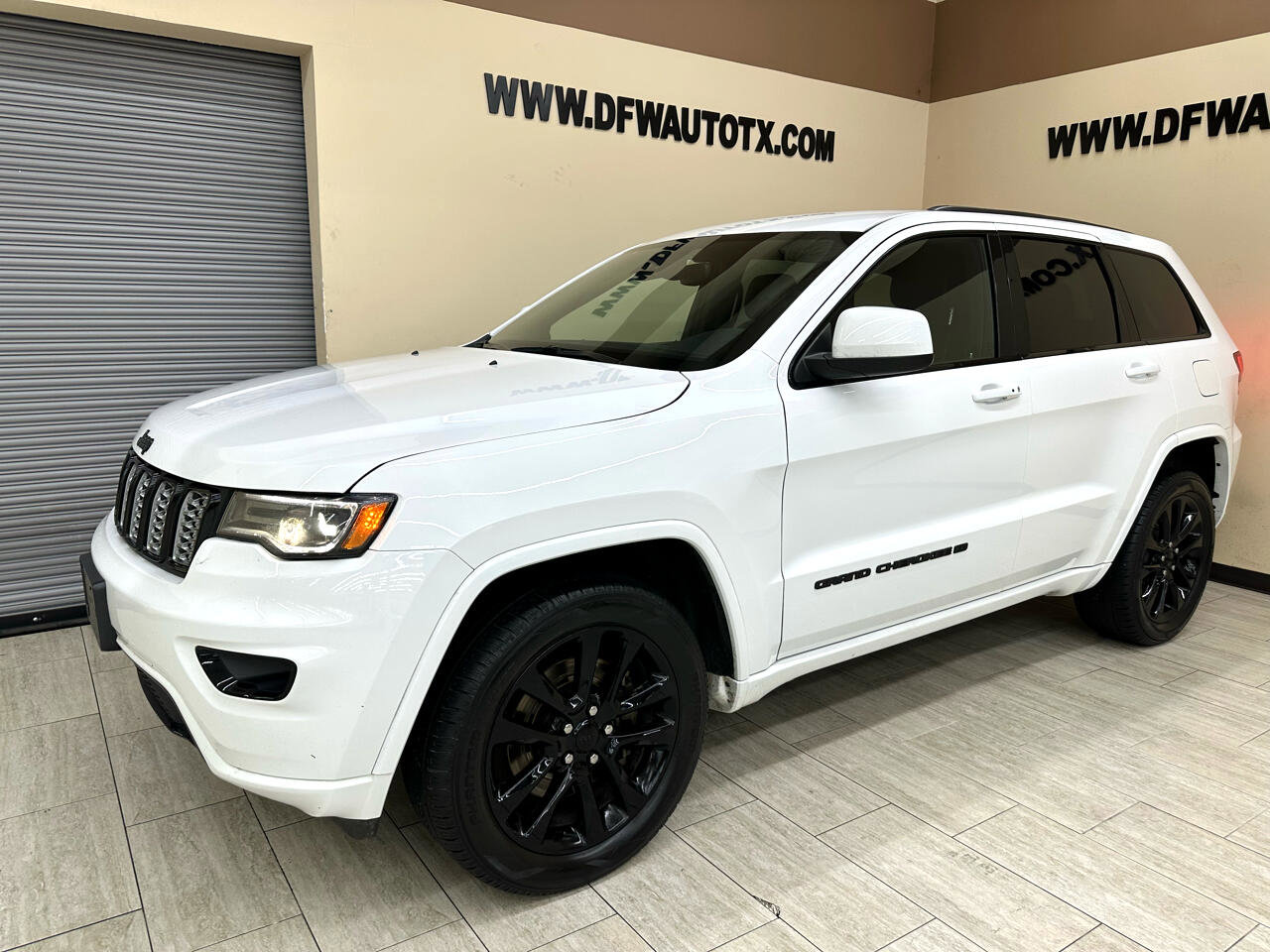 Used 2022 Jeep Grand Cherokee Laredo X image 2