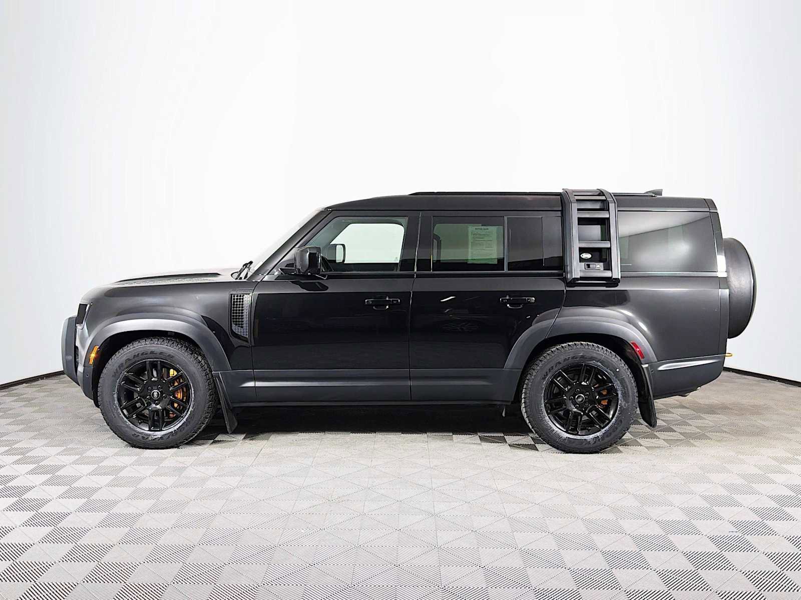 Used 2023 Land Rover Defender 130 SE image 8