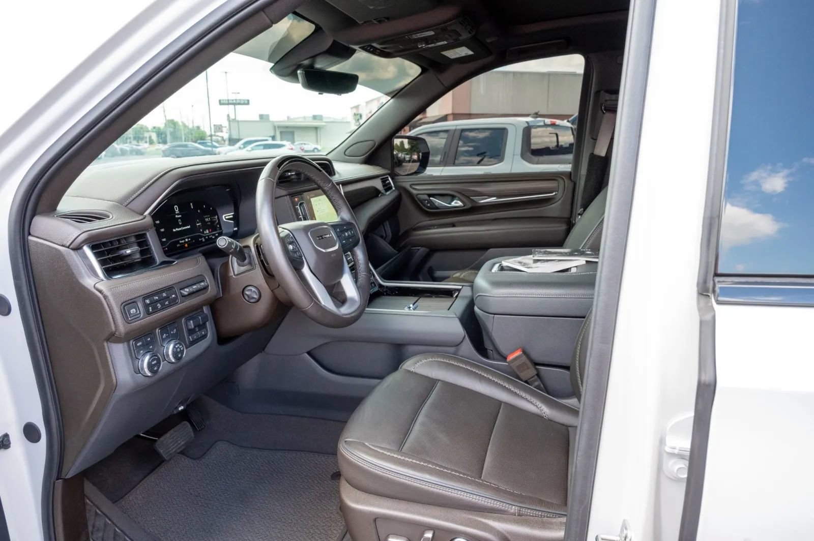 Used 2024 GMC Yukon Denali w/ Denali Reserve Package AWD/4WD image 34