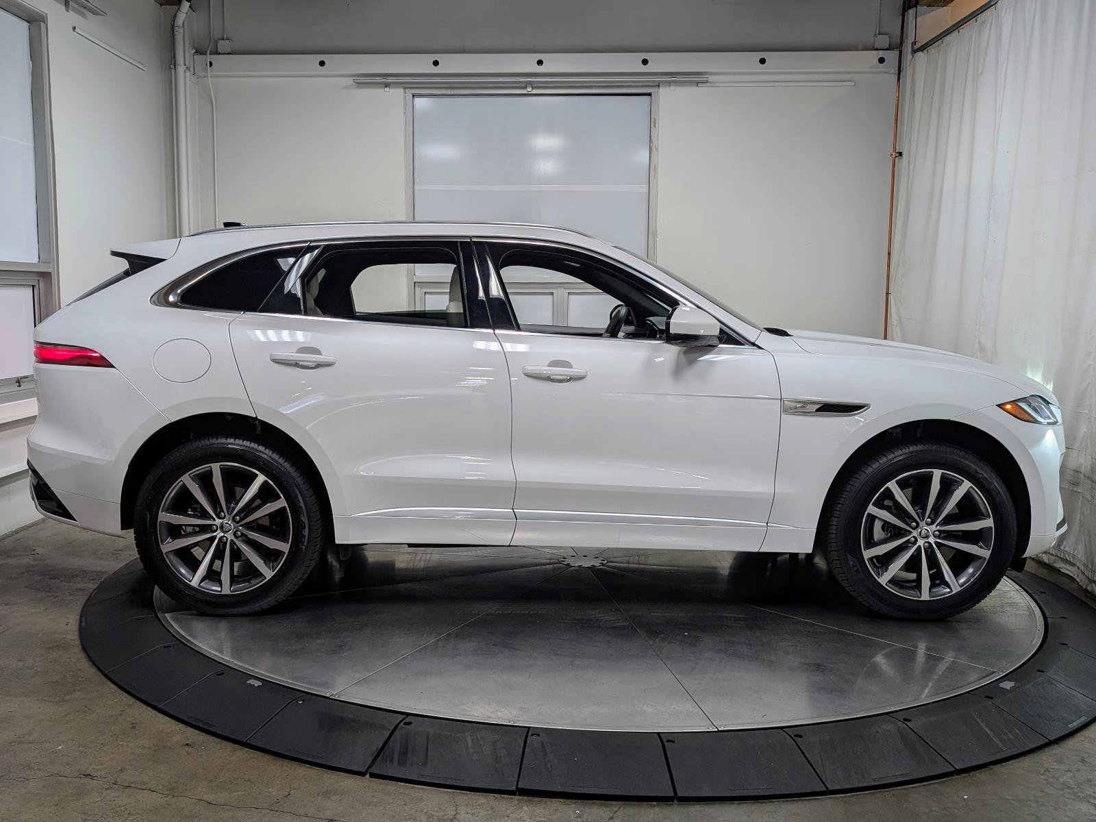 Used 2024 Jaguar F-PACE R-Dynamic S AWD/4WD image 9