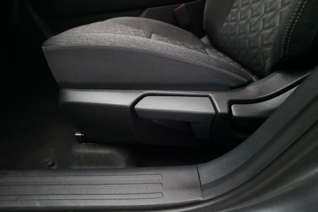 Certified 2025 Nissan Kicks SV image 28