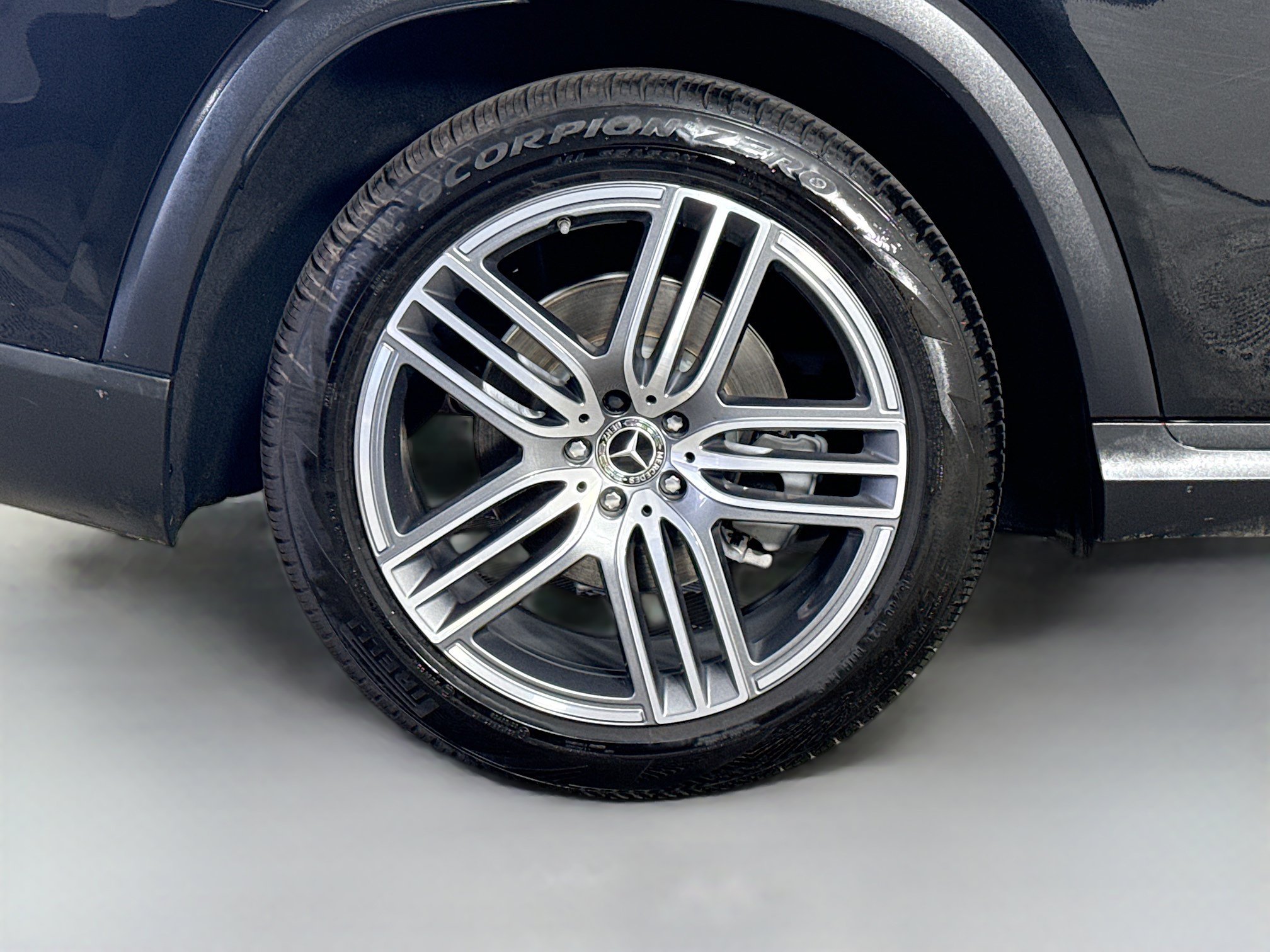 Used 2025 Mercedes-Benz GLS 450 4MATIC image 33