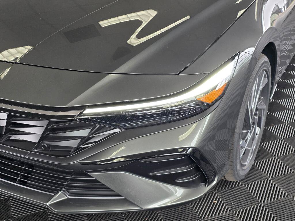 New 2026 Hyundai Elantra Limited FWD image 9