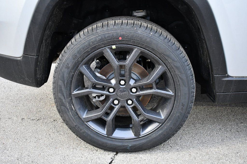 New 2025 Jeep Grand Cherokee Limited w/ Trailer Tow Package AWD/4WD image 8