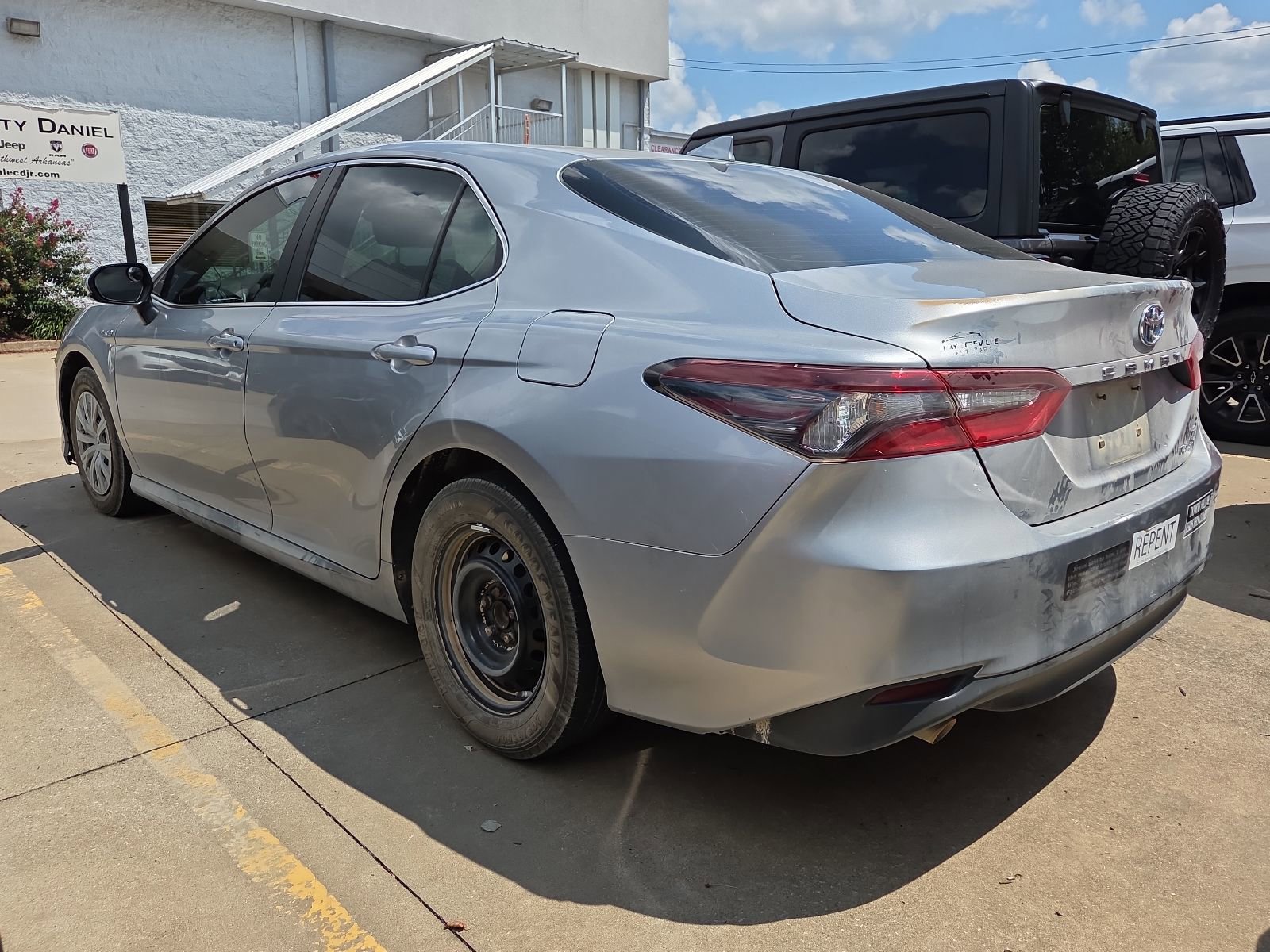 Used 2021 Toyota Camry LE image 3