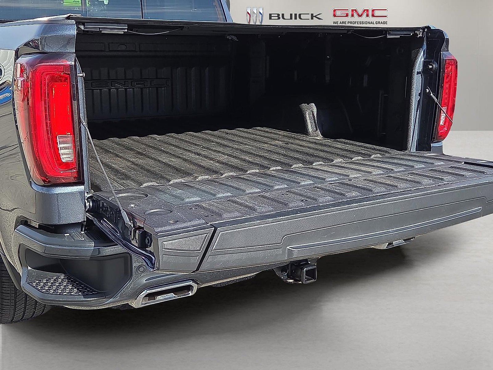 Used 2022 GMC Sierra 1500 Denali w/ Denali Premium Package image 9