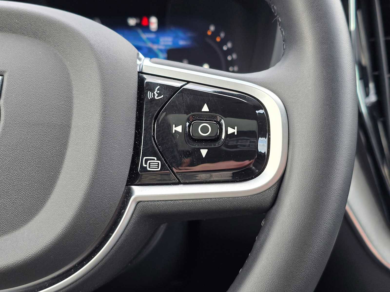 Certified 2025 Volvo XC60 B5 Plus image 28