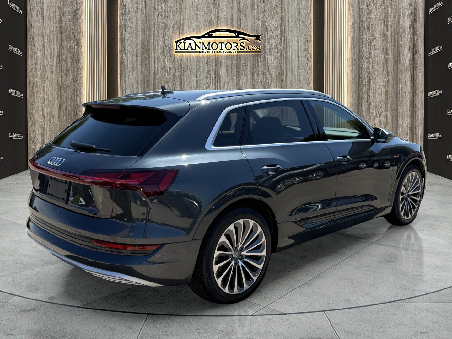 Used 2019 Audi e-tron Prestige w/ Prestige Package image 7