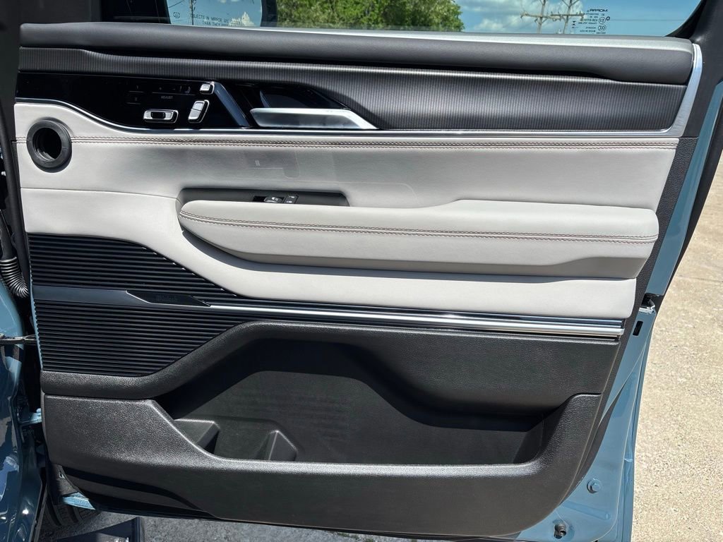 New 2026 Jeep Grand Wagoneer L Summit AWD/4WD image 35