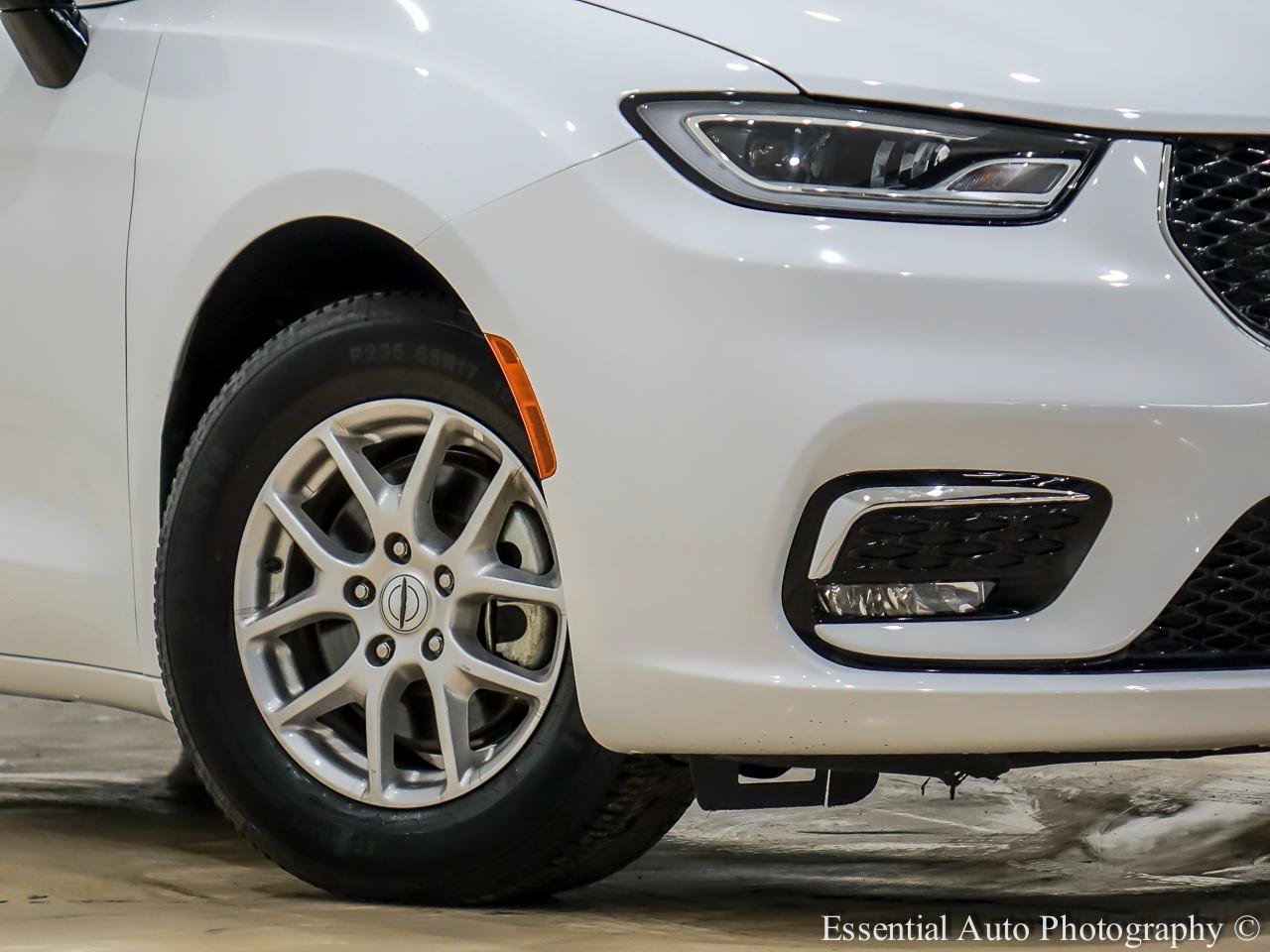 Used 2024 Chrysler Pacifica Touring-L FWD image 3
