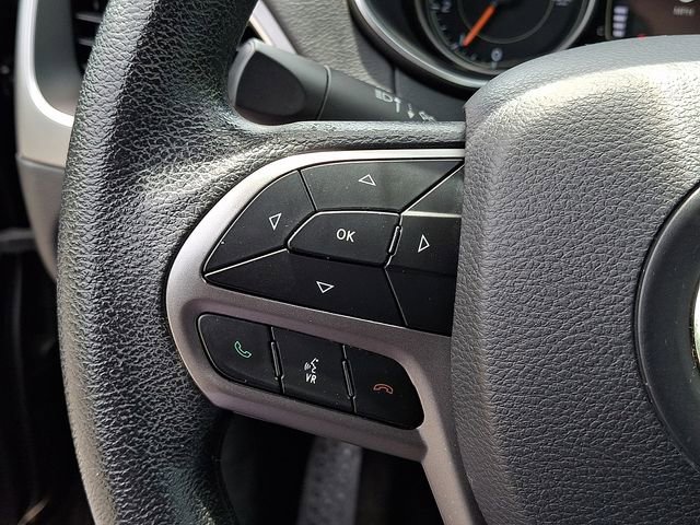 Used 2019 Jeep Cherokee Latitude w/ Popular Appearance Group FWD image 17