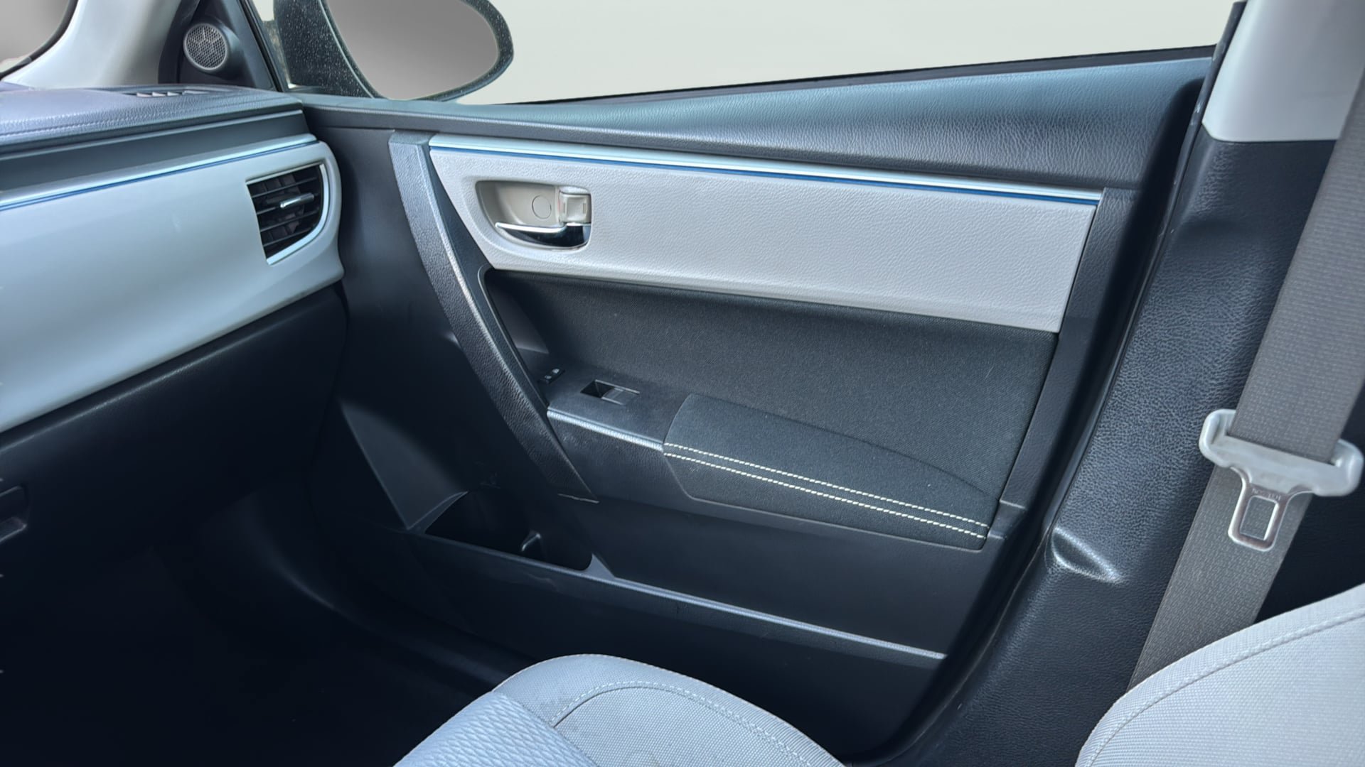 Used 2016 Toyota Corolla LE FWD image 17