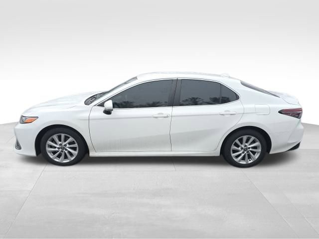 Used 2022 Toyota Camry LE image 3