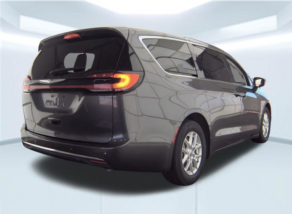Used 2023 Chrysler Pacifica Touring-L FWD image 2