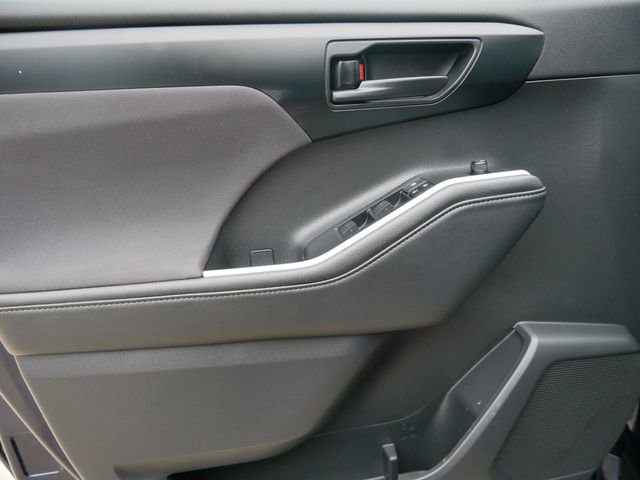 Used 2020 Toyota Highlander LE image 12