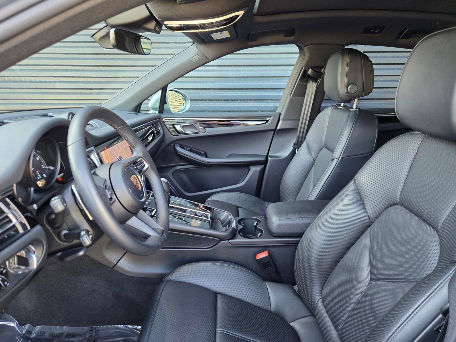 Certified 2025 Porsche Macan AWD/4WD image 26