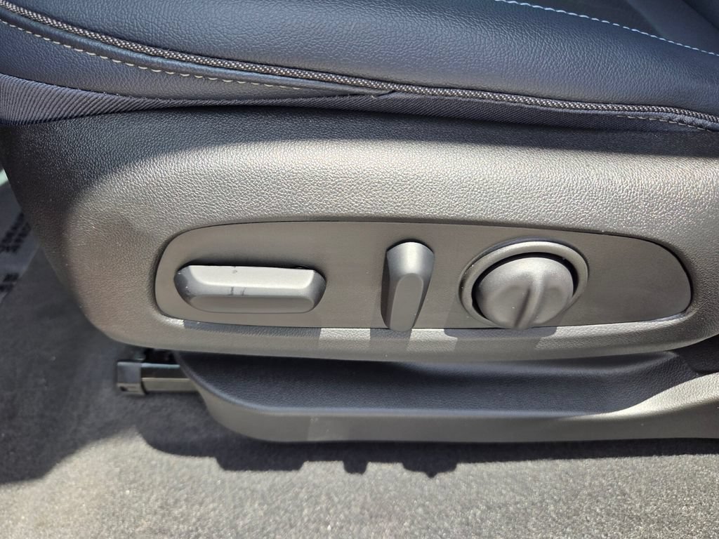Used 2023 Chevrolet Bolt EUV Premier w/ Super Cruise Package FWD image 6