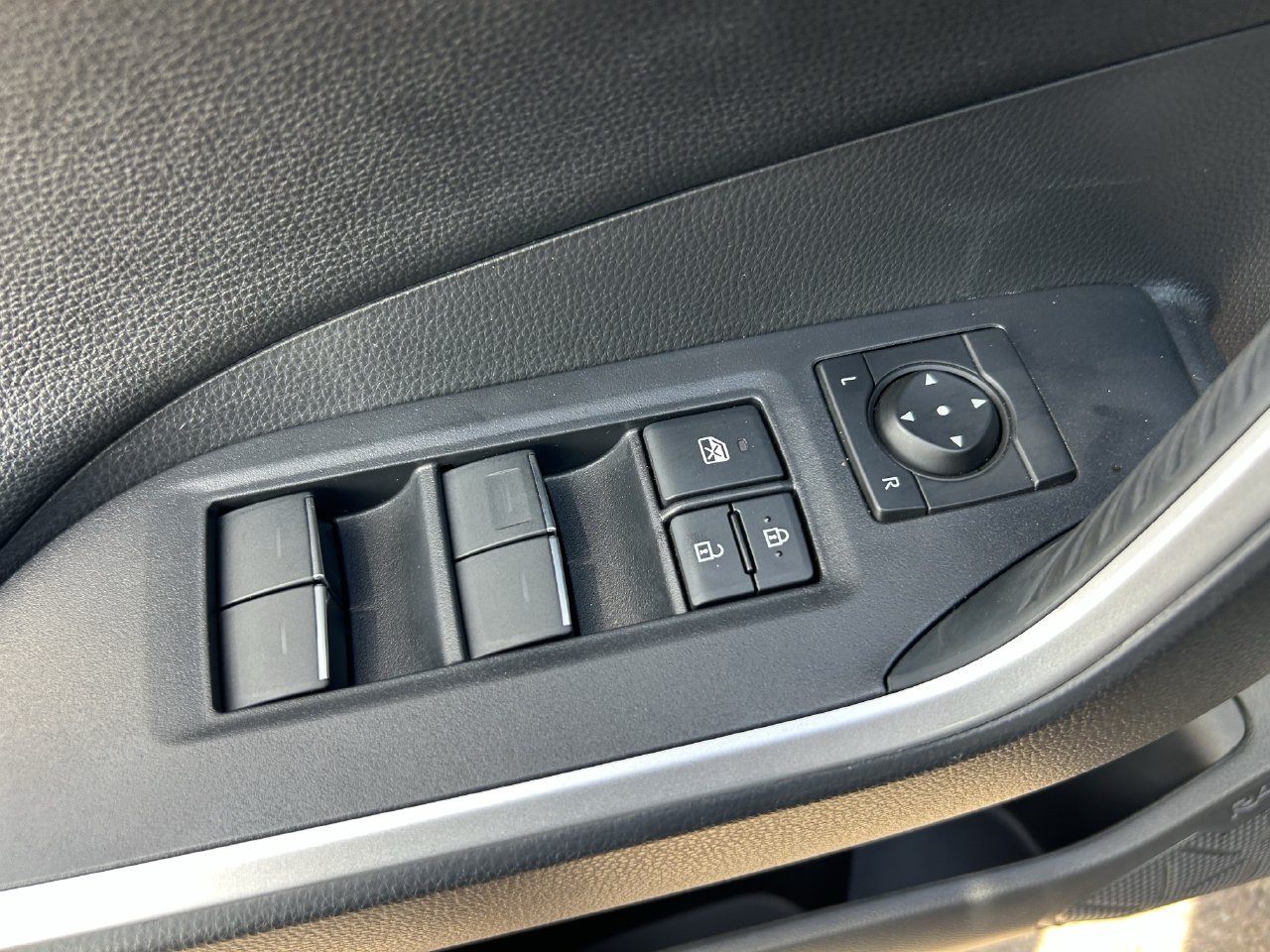 Used 2025 Toyota RAV4 XSE AWD/4WD image 34