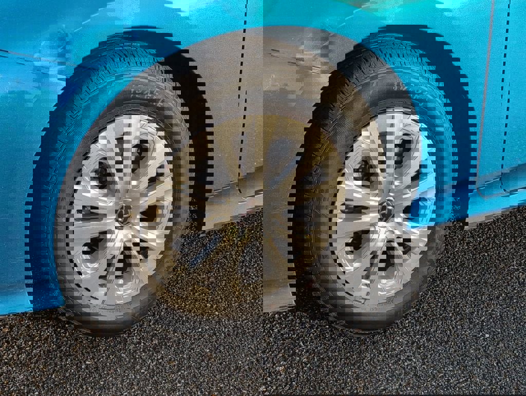 Used 2022 Toyota Prius L Eco image 11