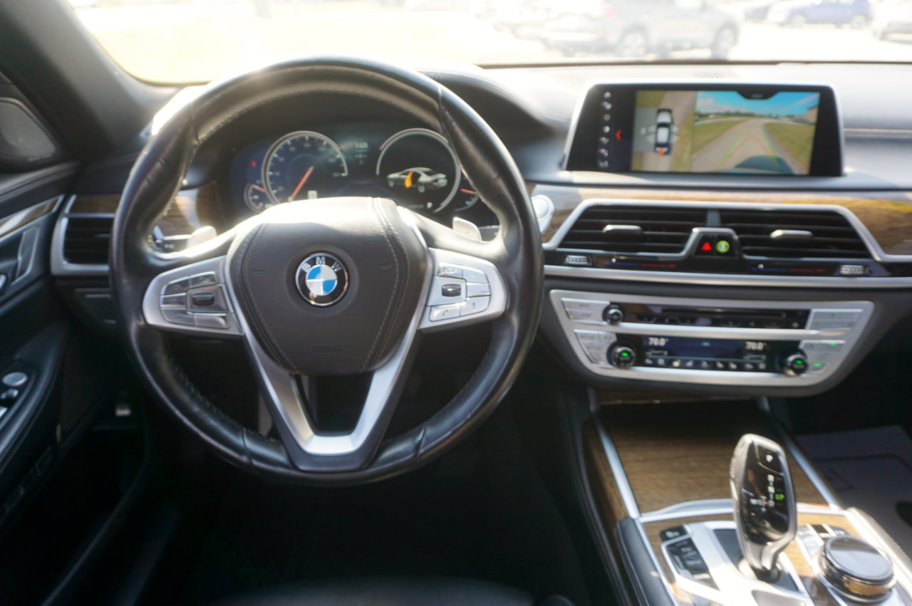 Used 2018 BMW 750i xDrive image 9
