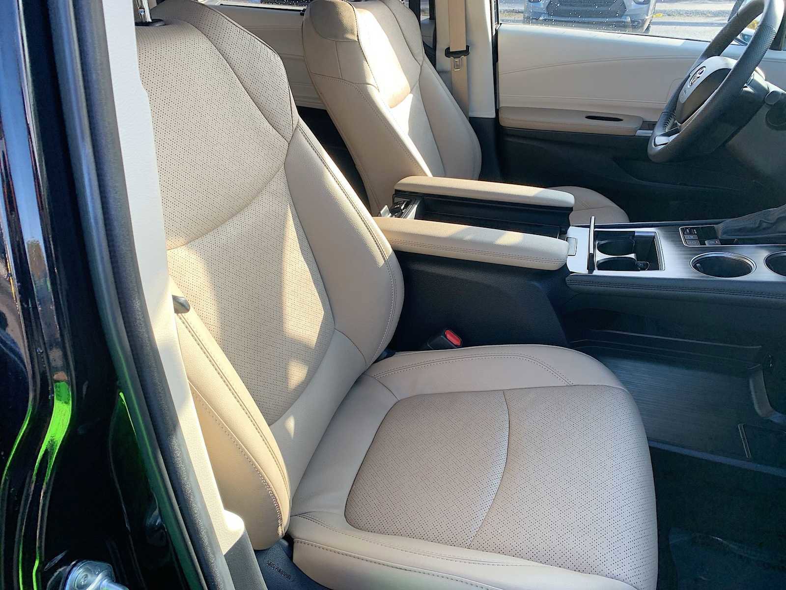 Used 2024 Toyota Sienna Limited image 28