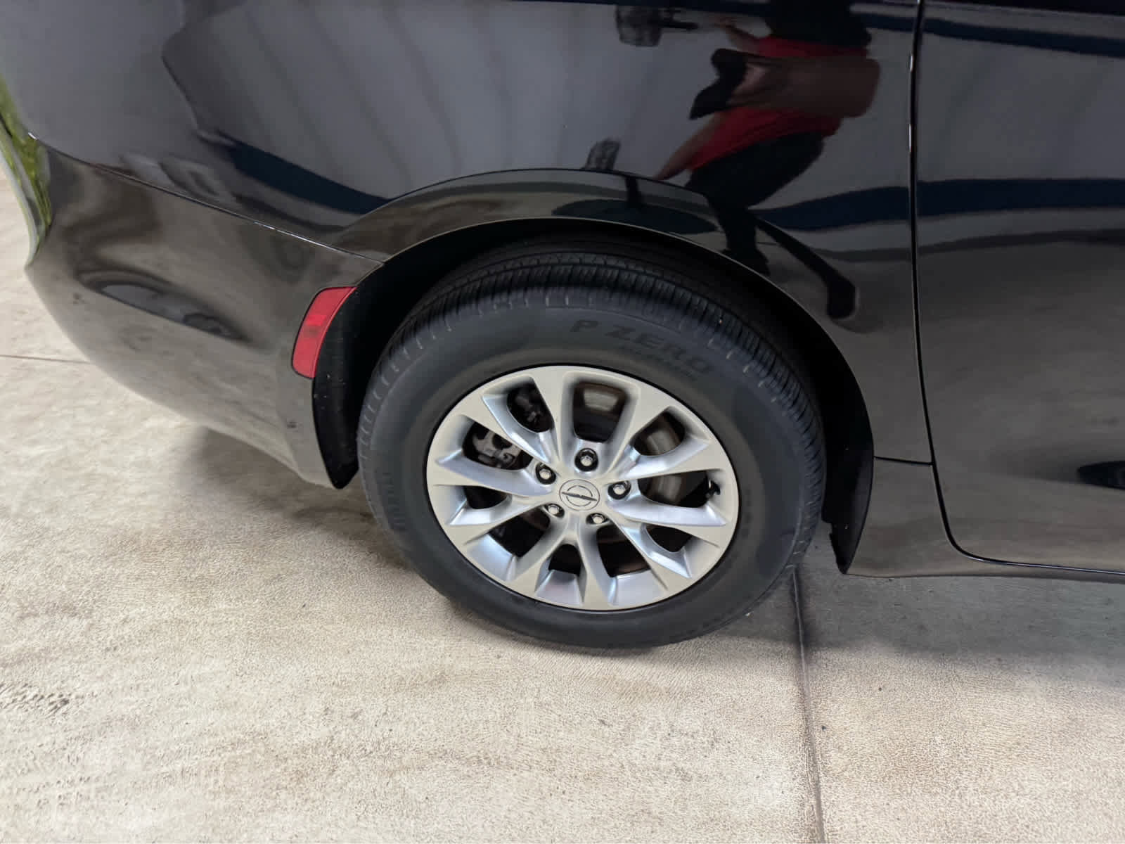 Used 2024 Chrysler Pacifica Touring-L image 8