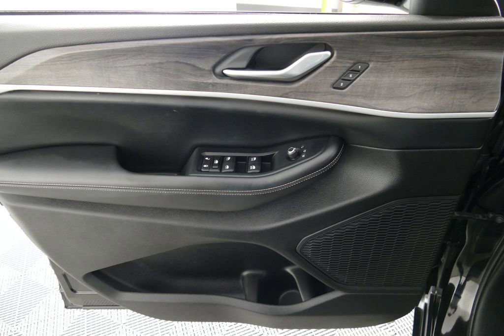 Used 2024 Jeep Grand Cherokee Limited w/ Black Appearance Package image 23