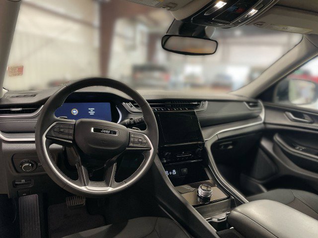 Used 2024 Jeep Grand Cherokee Laredo image 17