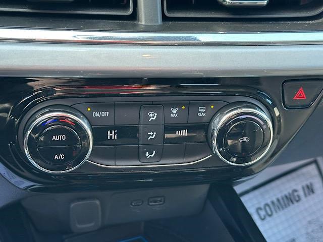 Used 2025 Chevrolet Trax LT w/ Sunroof Package image 27