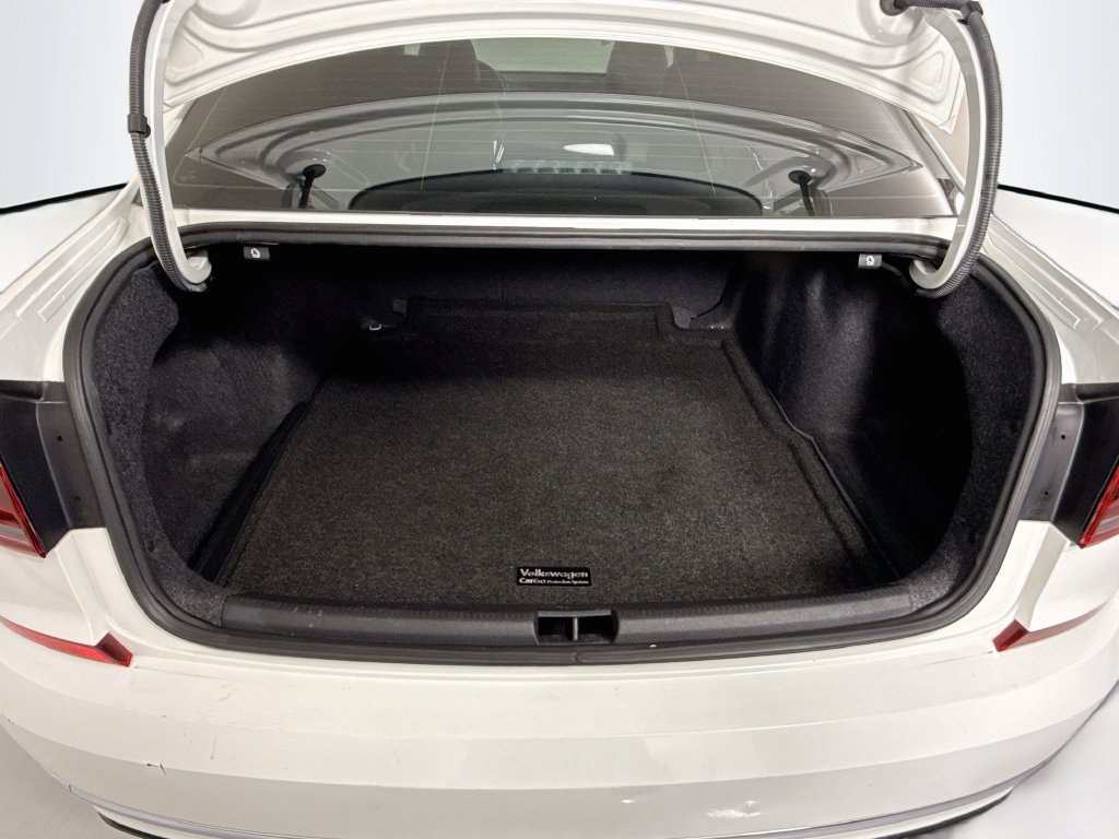 Used 2018 Volkswagen Passat 2.0T R-Line w/ R-Line Lighting Package FWD image 28