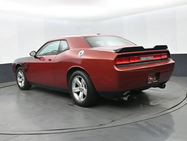 Used 2010 Dodge Challenger SE RWD image 9