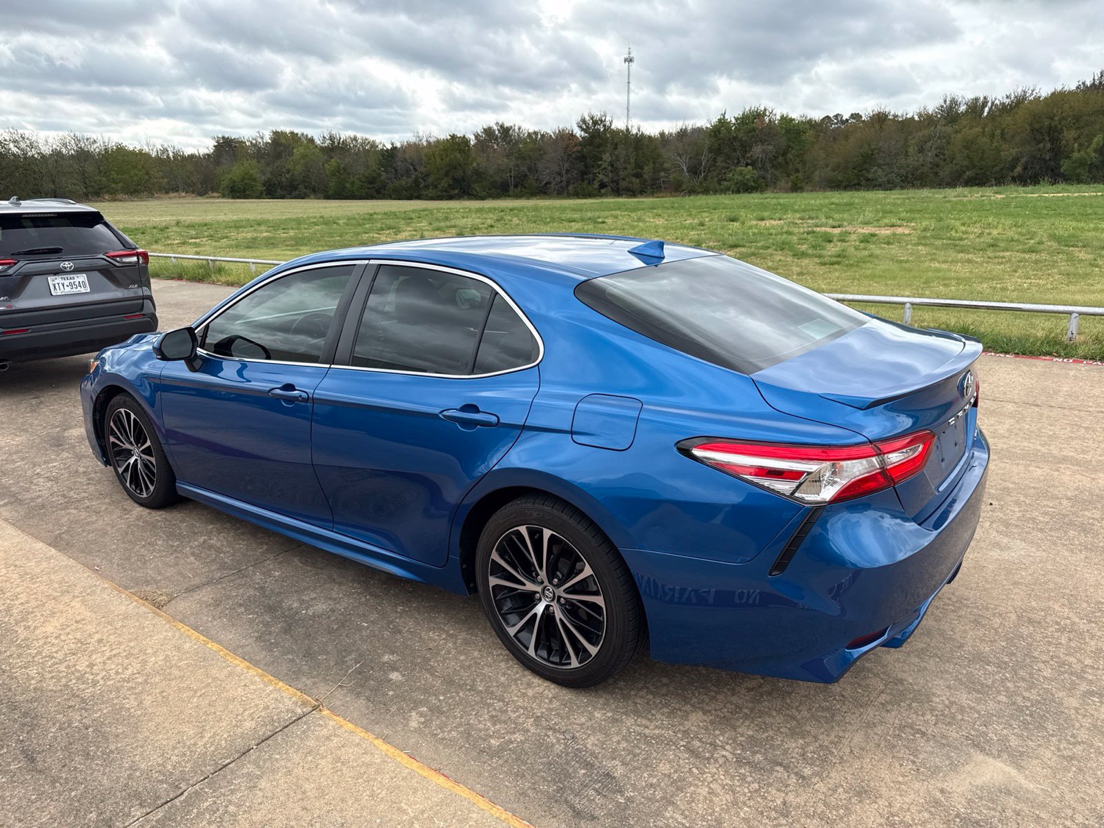 Used 2020 Toyota Camry SE FWD image 4