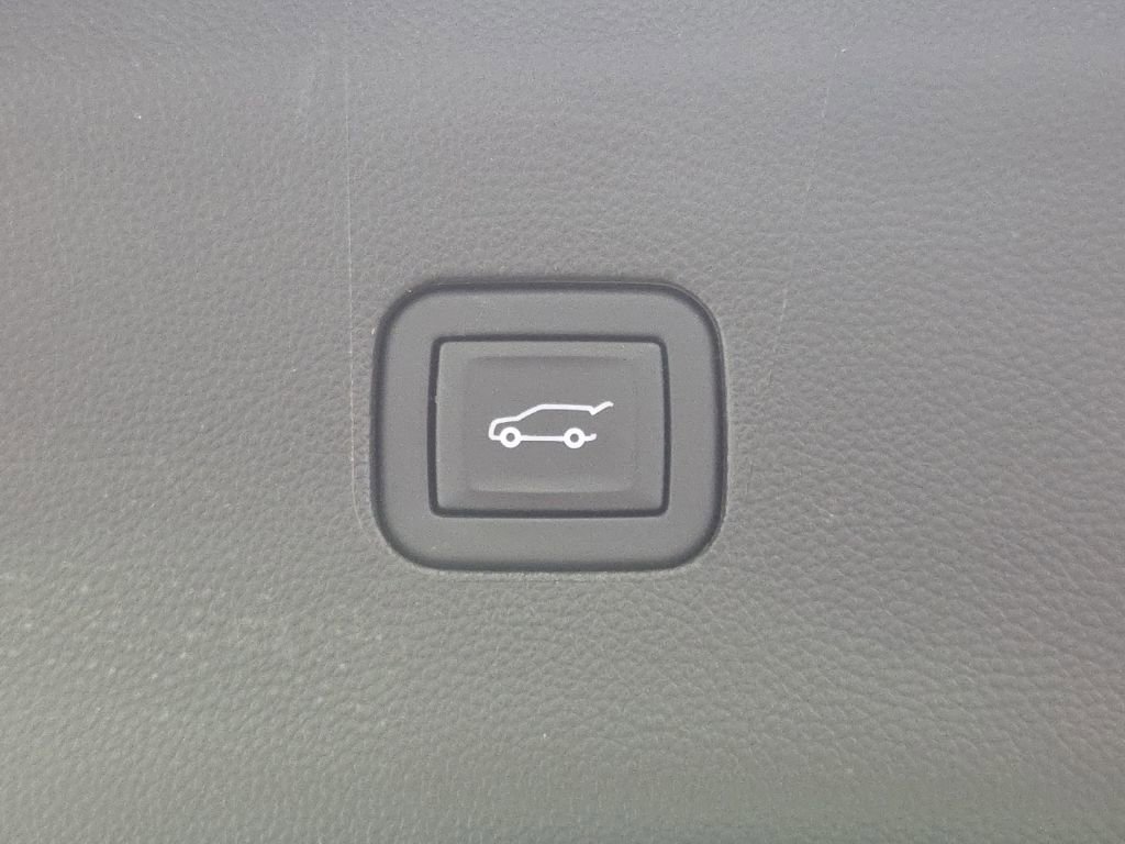 Used 2023 Buick Enclave Essence image 38