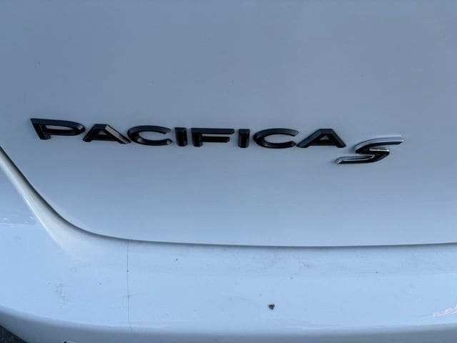 New 2026 Chrysler Pacifica Limited w/ Uconnect Theater Family Group FWD image 10